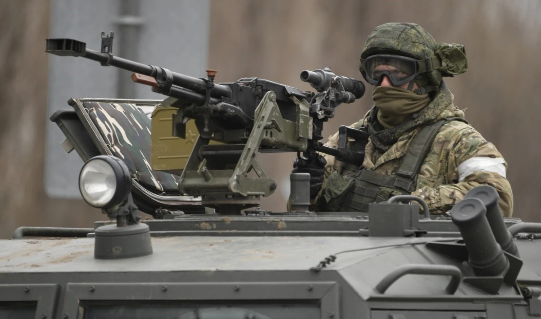 Un soldado ruso en un convoy militar cerca de la frontera con Ucrania, en la ciudad rusa de Armyansk (Crimea). Un soldado ruso en un convoy militar cerca de la frontera con Ucrania, en la ciudad rusa de Armyansk (Crimea).