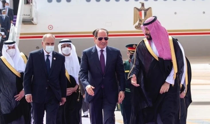 Presidente egipcio llega a Riad para reunirse con el rey y el príncipe heredero saudíes.