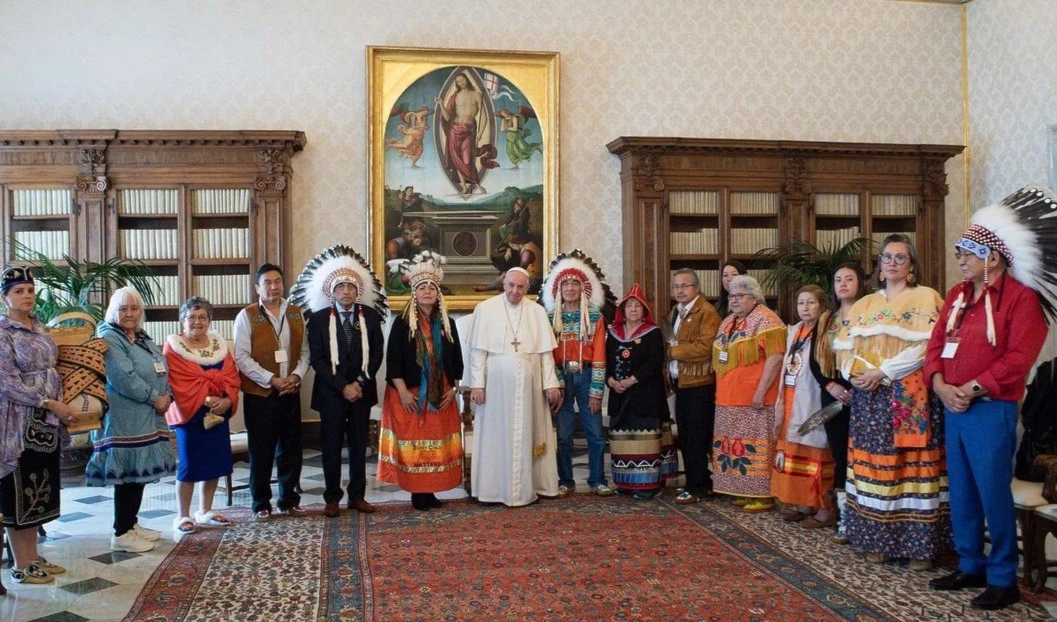 Papa Francisco pide perdón por abusos a indígenas en internados católicos en Canadá.