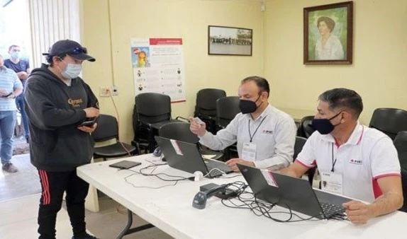 Cierran centros electorales en México tras jornada de revocatorio