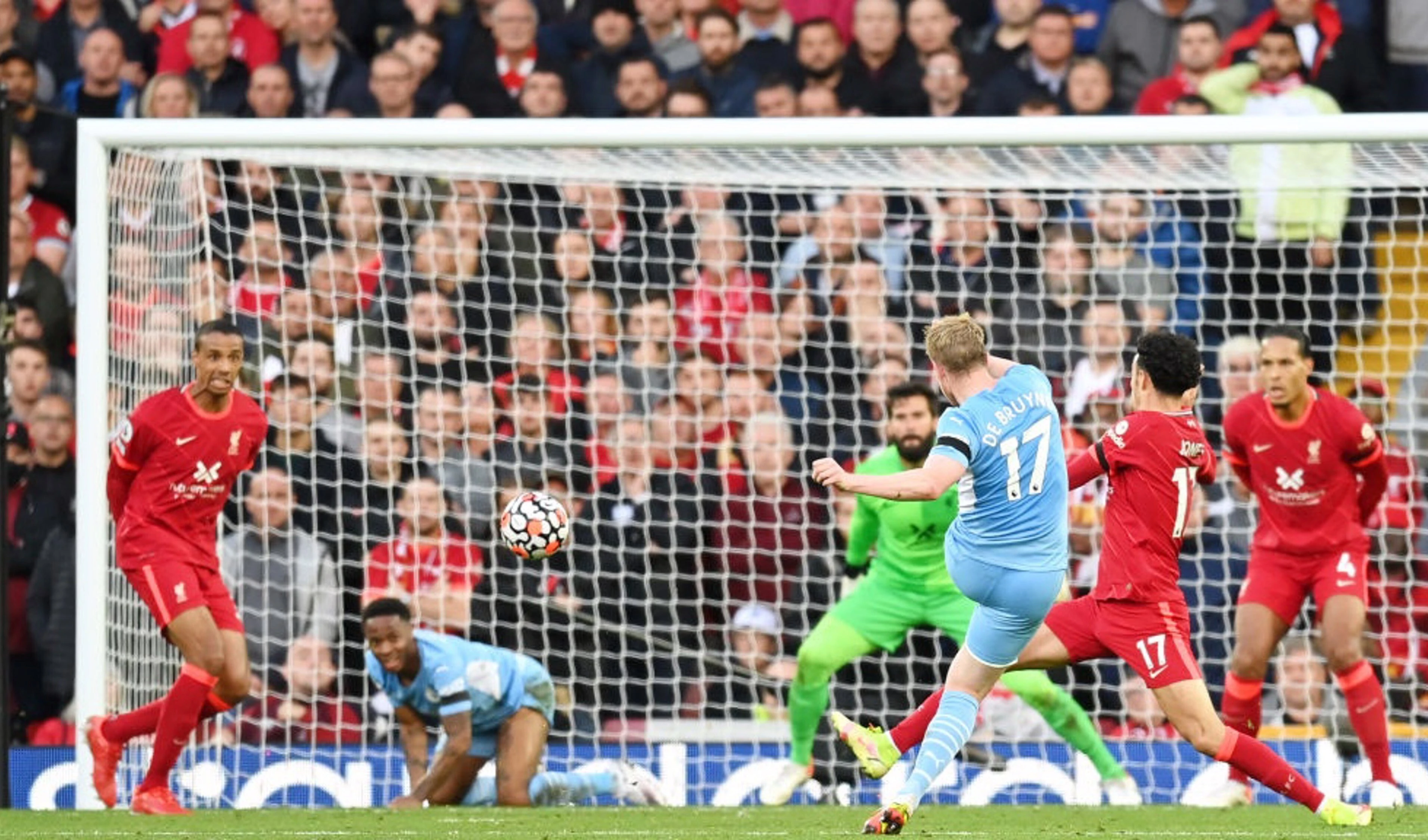 Liverpool resiste, pero Manchester City lidera la Liga Premier