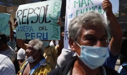 Repsol debe cambiar método de limpieza por derrame de petróleo en Perú