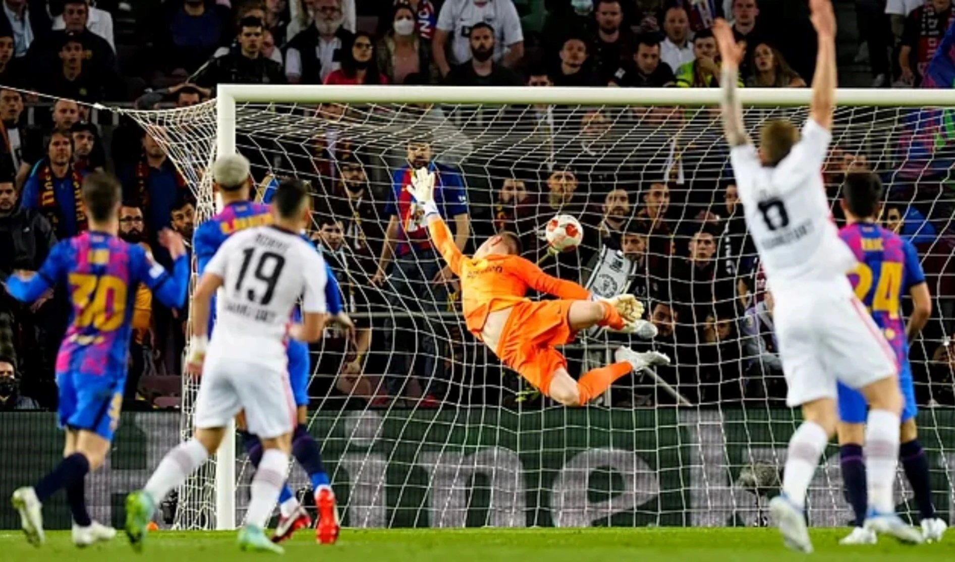 Barcelona cae sobre la hora en cuartos de Liga Europa