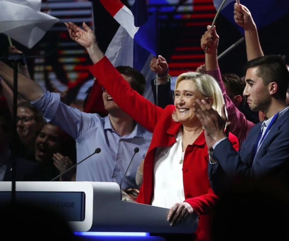 Fiscalía francesa investiga a Le Pen por presunta malversación de fondos.