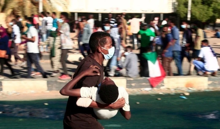 Reportan siete heridos en las manifestaciones de Jartum, Sudán.