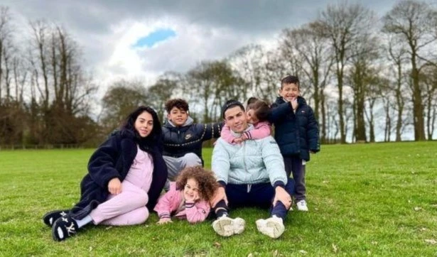 Mundo del fútbol acompaña a Cristiano por fallecimiento de un hijo