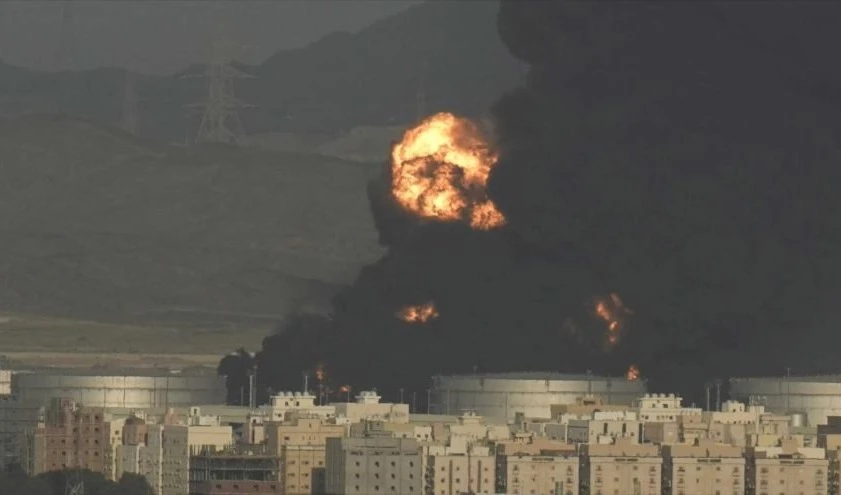 Imagen sobre el ataque yemení a las instalaciones petroleras en Jeddah.