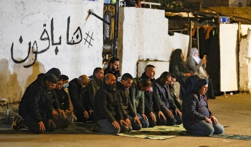 Fuerzas israelíes atacan a los residentes de Sheikh Jarrah en la zona ocupada de Al-Quds. Fuerzas israelíes atacan a los residentes de Sheikh Jarrah en la zona ocupada de Al-Quds.