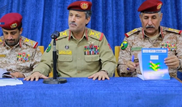 Al centro el ministro de Defensa del gobierno de Saná, Mohammad al-Atifi.