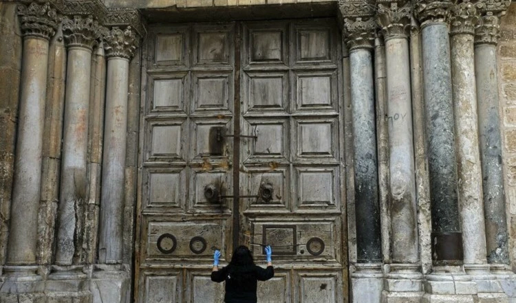 Fuerzas de ocupación entraron en la Iglesia del Santo Sepulcro con sus armas, denuncia Arzobispo Hanna.