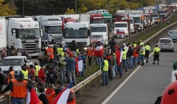 Gobierno de Chile dialoga con un sector de camioneros en paro