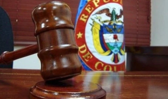 Senador Colombiano pide que Uribe sea llamado a juicio