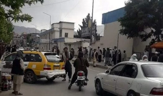 Explosión en una mezquita de Kabul deja al menos 10 muertos y 15 heridos.