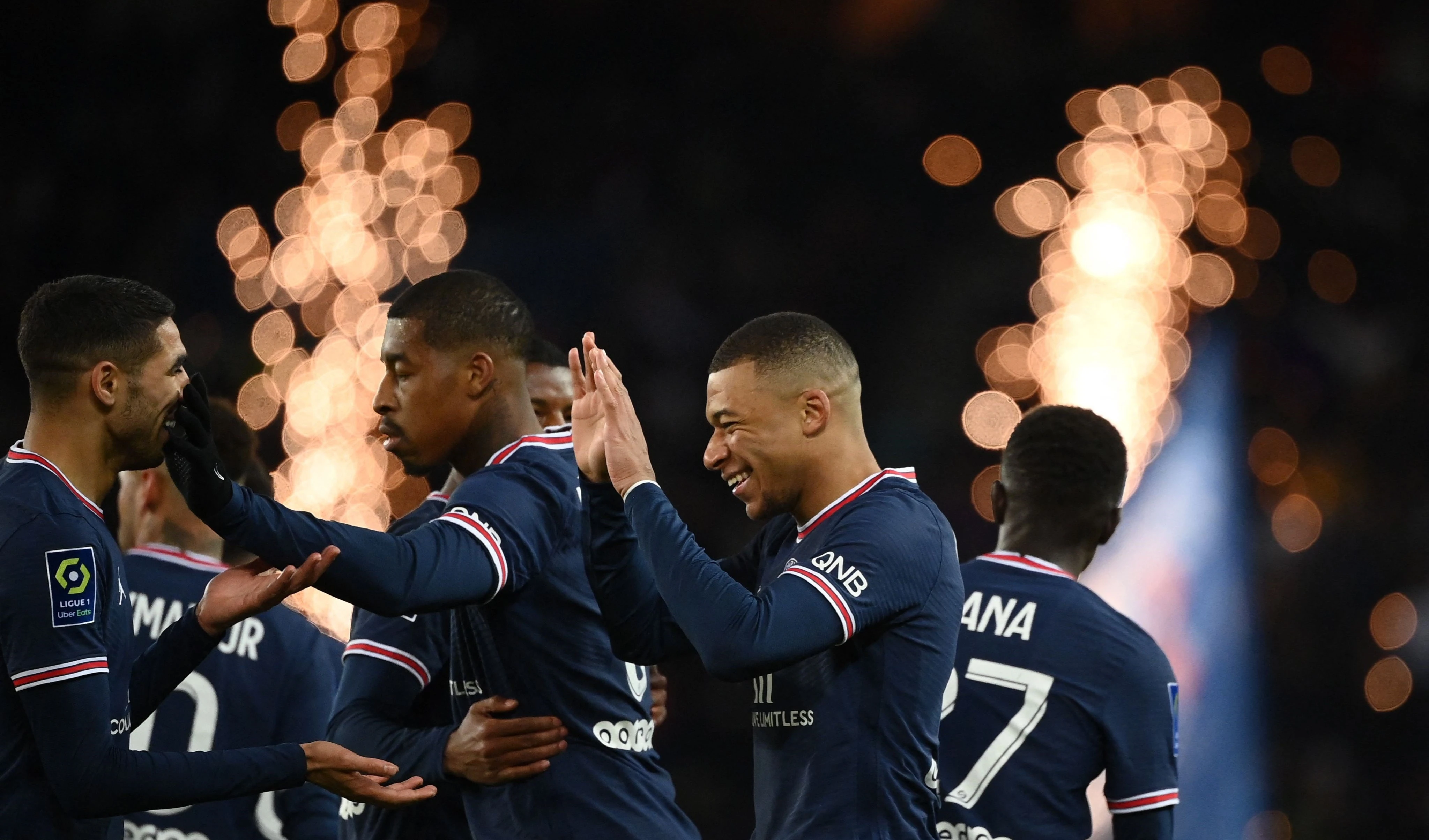 PSG golea con sus estrellas y acaricia título en fútbol francés