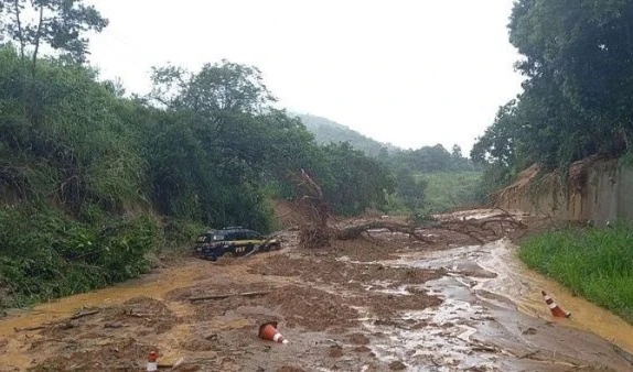 Aumenta a 16 cifra de muertos por lluvias en Río de Janeiro.