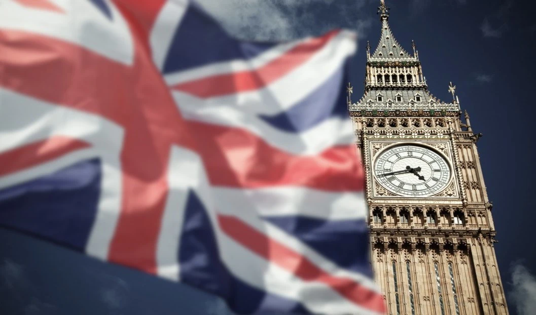 Reino Unido bloquea dos bancos rusos y prohíbe la importación de mercancías de hierro y acero.