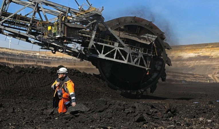 UE aprueba embargo de carbón a Rusia.