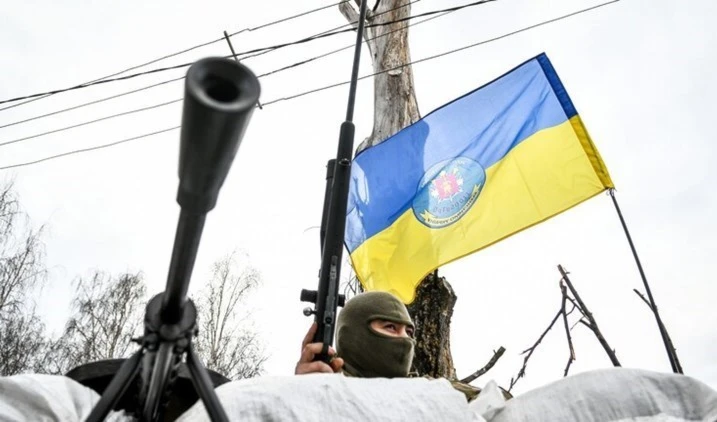 Fuerzas ucranianas bombardean la ciudad de Yasenovataya en Donetsk con proyectiles de artillería.