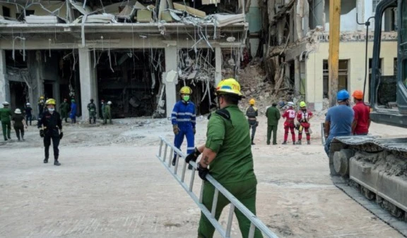 Continúan las labores de búsqueda y rescate entre escombros de hotel colapsado en Cuba Continúan las labores de búsqueda y rescate entre escombros de hotel colapsado en Cuba