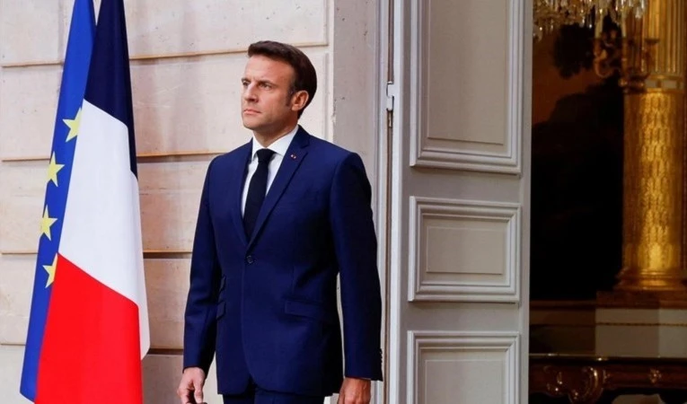 Macron tratará prohibición del petróleo ruso con el jefe de la Comisión de la UE. Macron tratará prohibición del petróleo ruso con el jefe de la Comisión de la UE.