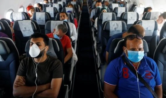 En países de la Unión Europea ya no será obligatorio usar mascarillas en aviones y aeropuertos
