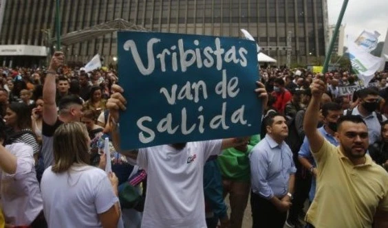 Plantón en Colombia en rechazo a suspensión de alcalde de Medellín