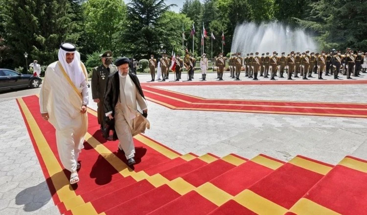 Emir de Qatar visita Teherán y dialoga con Raisi sobre temas regionales.