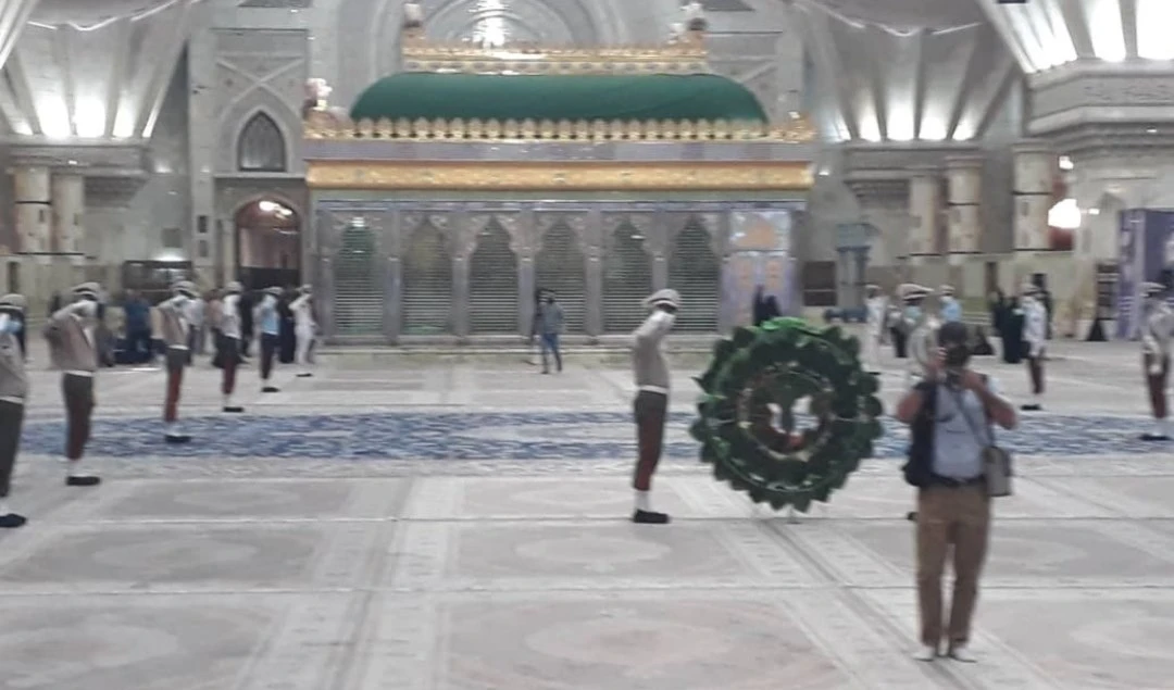 Los visitantes depositaron ofrendas florales y recorrieron el mausoleo del Ayatolá Jomeiní.