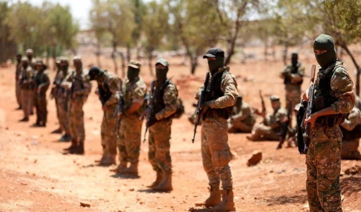 Grupo terrorista cava enormes trincheras para separar las localidades sirias de Idleb y Alepo.