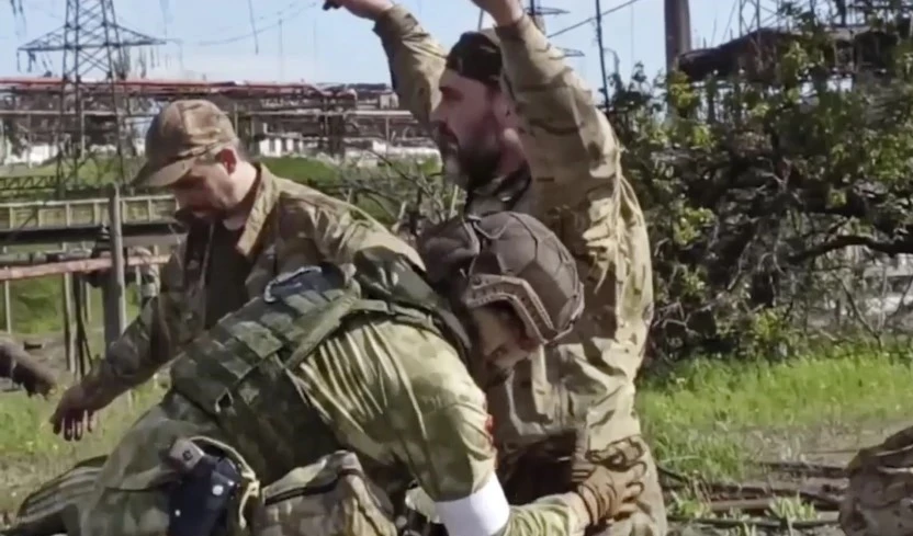 En total han depuesto las armas dos mil 439 combatientes del Azov y militares ucranianos.