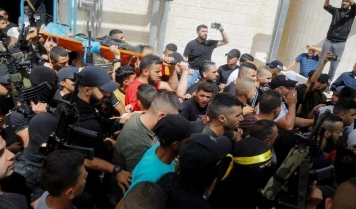 Después de que se anunció el asesinato, comenzó una protesta frente al hospital Ibn Sina de Jenín.