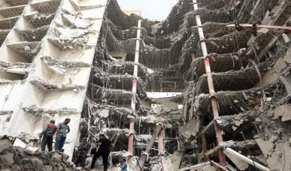 Aumenta a 14 la cifra de muertos por derrumbe en Irán. Aumenta a 14 la cifra de muertos por derrumbe en Irán.