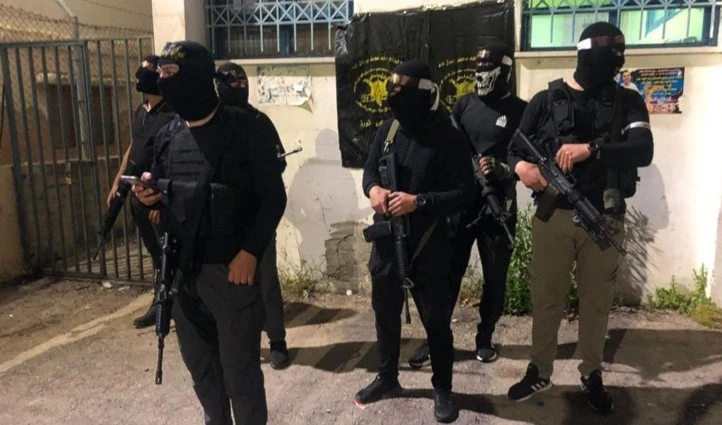Combatientes de la resistencia abren fuego contra las fuerzas de ocupación en Jenin. Combatientes de la resistencia abren fuego contra las fuerzas de ocupación en Jenin.