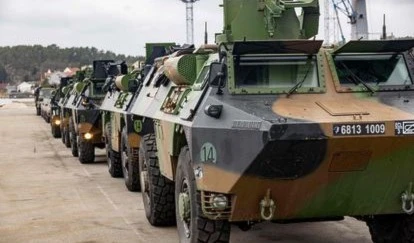 La OTAN reconoce que aún siguen enviando artillería pesada a Ucrania.