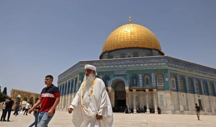 Las fuerzas de ocupación israelíes asaltan los patios de la mezquita de Al Aqsa