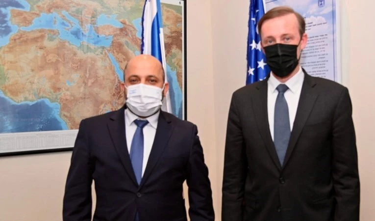 El asesor de seguridad nacional estadounidense, Jake Sullivan, y su homólogo israelí, Eyal Hulata.