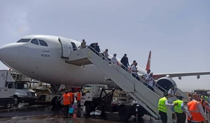 Parte el primer vuelo comercial de Saná a El Cairo.