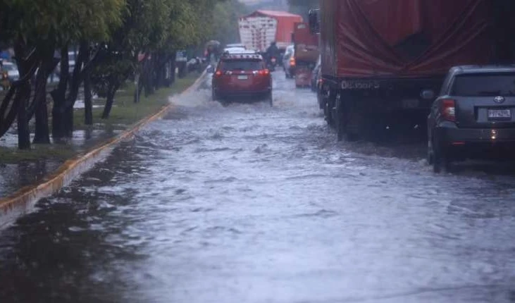 Las lluvias han provocado flujos de lodo, inundaciones, colapsos estructurales, deslizamientos de tierra, hundimientos y fuertes vientos.
