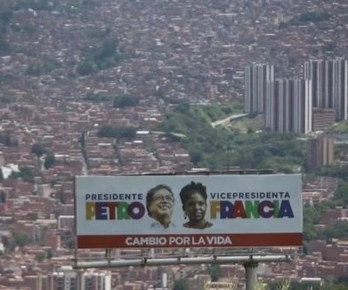 Elección intervenida por el cártel mediático-empresarial.