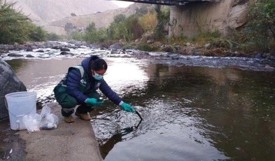 Un grupo de pobladores bloquea carretera centro de Perú por derrame de zinc en río