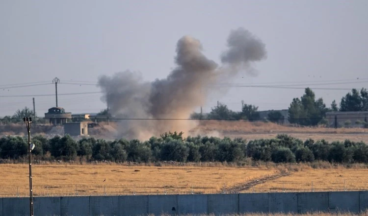 Artillería turca bombardea el campo de Alepo, al norte de Siria. Artillería turca bombardea el campo de Alepo, al norte de Siria.