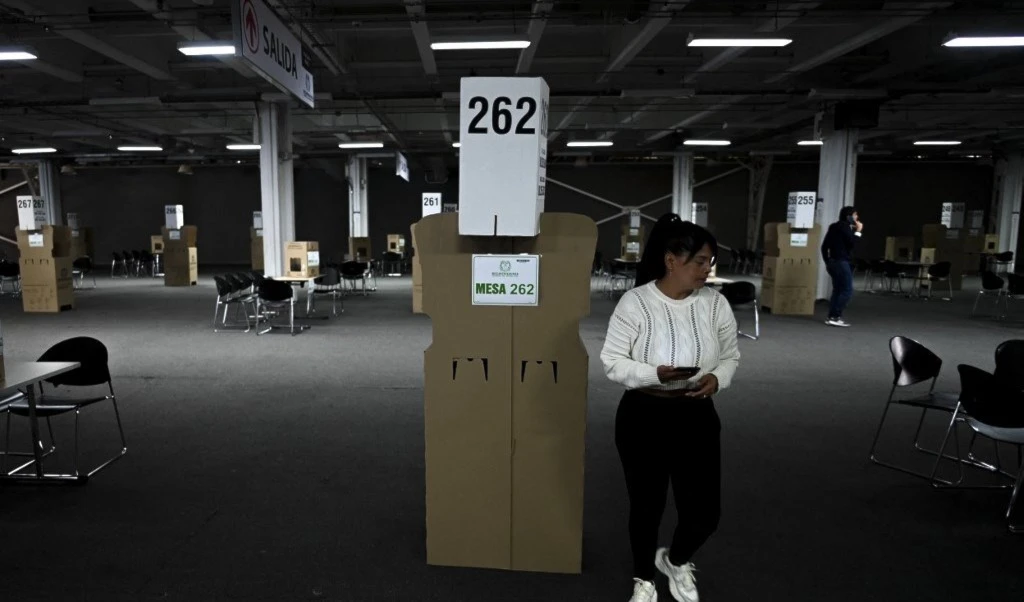 Una trabajadora ayuda a preparar una mesa electoral en Bogotá (Foto: AFP) Una trabajadora ayuda a preparar una mesa electoral en Bogotá (Foto: AFP)