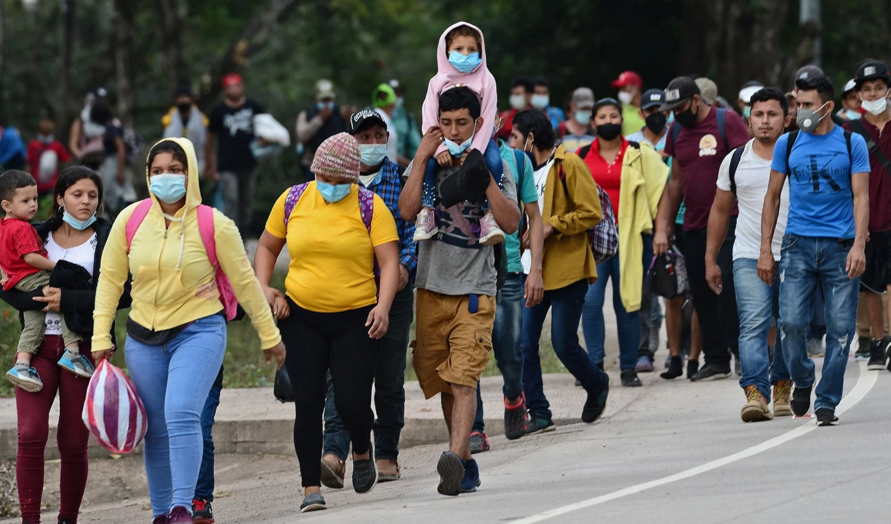 México ayuda a caravana de migrantes que se dirigía a la frontera con EE.UU.