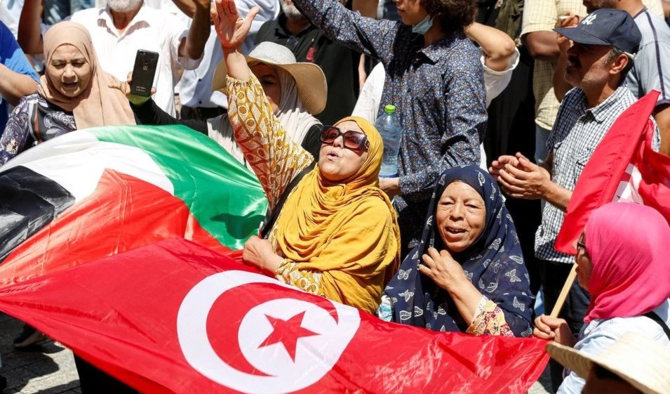 Cientos de personas protestan en Túnez contra el plan constitucional del presidente