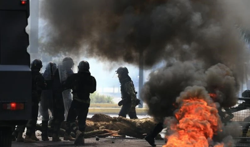 Presidente ecuatoriano se rehúsa a derogar estado de excepción y aviva protestas.