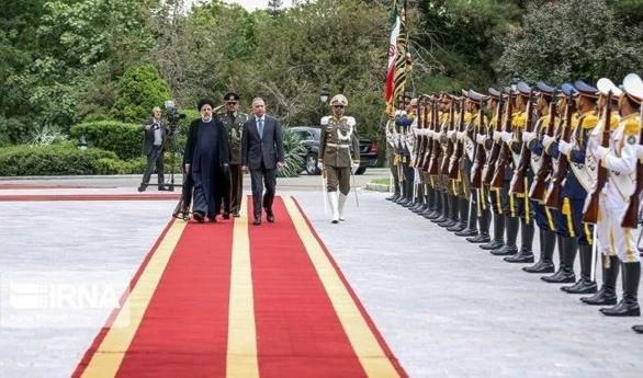 Raisi recibe a Al-Kadhimi en ceremonia oficial