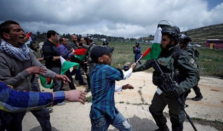 Palestinos responden a los ataques de las fuerzas de ocupación y sus colonos en Cisjordania y Jerusalén. Palestinos responden a los ataques de las fuerzas de ocupación y sus colonos en Cisjordania y Jerusalén.