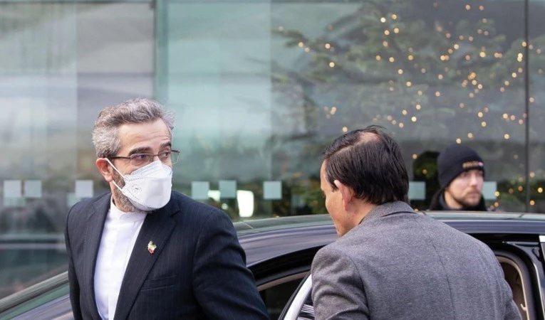 El principal negociador del acuerdo nuclear de Irán llega a Qatar.