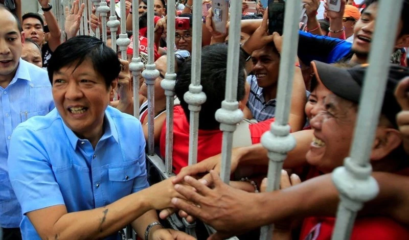 Presidente electo de Filipinas Ferdinand Marcos Jr. jura su cargo.