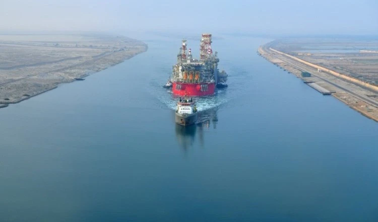 Barco de perforación israelí cruza las aguas en disputa con el Líbano.